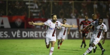 Diego celebra classificação e dedica gol: "Todos chutamos aquele pênalti juntos"