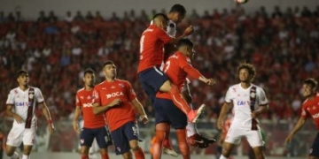 Flamengo sofre virada, sai atrás e decisão será no Maracanã