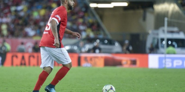 Buscando volta por cima, Adriano irá se reunir com diretoria do Flamengo