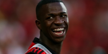 Vinicius Júnior viaja a Madrid para conhecer seu futuro clube