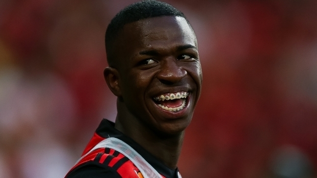 Vinicius Júnior viaja a Madrid para conhecer seu futuro clube