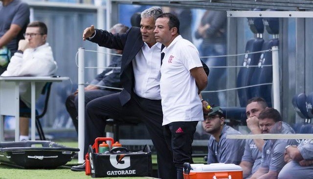 Preparador físico de Rueda não confirma saída e diz: 'Sou empregado do Flamengo'