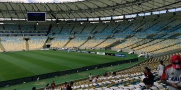 Torcida do Flamengo prepara mosaico no Maracanã para a final da Sul-Americana