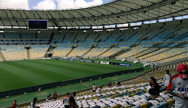 Torcida do Flamengo prepara mosaico no Maracanã para a final da Sul-Americana