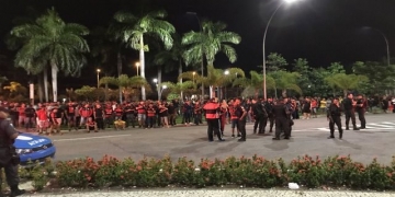 Torcedores do Flamengo fazem tumulto em Copacabana durante a madrugada