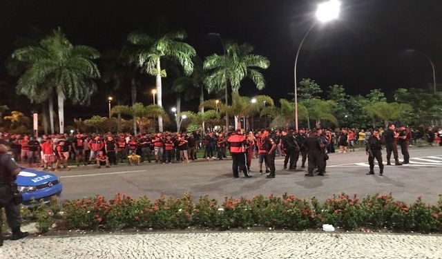 Torcedores do Flamengo fazem tumulto em Copacabana durante a madrugada