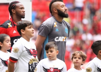 Ausência de propostas freia saídas de jogadores do Fla