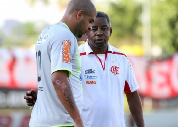 Andrade pede chance a Adriano Imperador no Flamengo em 2018