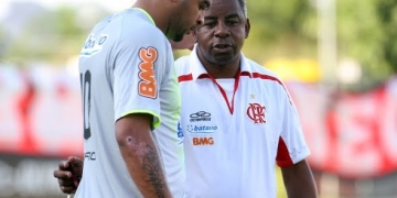 Andrade pede chance a Adriano Imperador no Flamengo em 2018