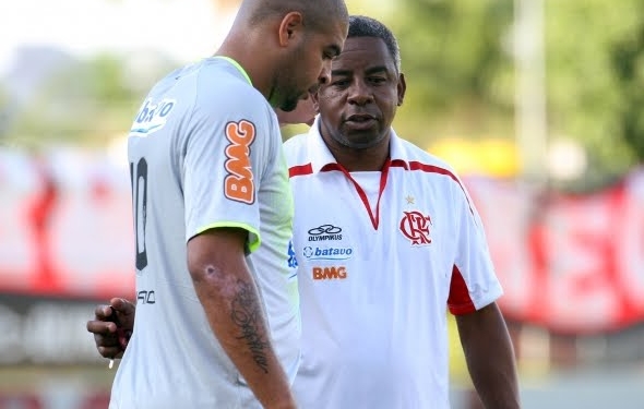 Andrade pede chance a Adriano Imperador no Flamengo em 2018