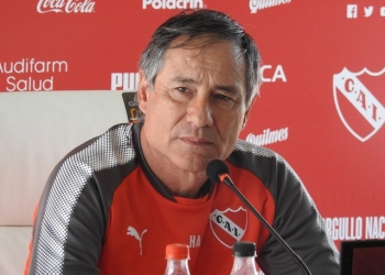 Técnico do Independiente rasga elogios ao Fla e pede time 'defendendo como leões'