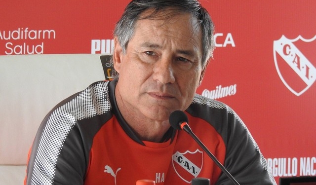 Técnico do Independiente rasga elogios ao Fla e pede time 'defendendo como leões'