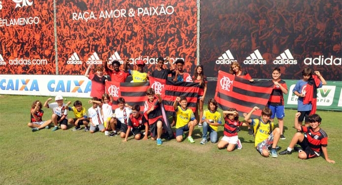 Fla ''abraça'' e faz surpresa para crianças que vivenciaram selvageria no Maraca