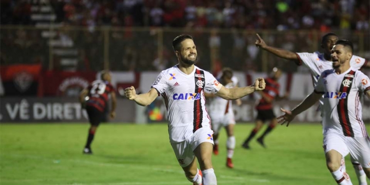 Fla vence com gol no fim e vai à fase de grupos da Libertadores
