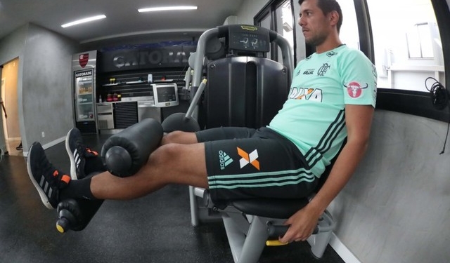 Em recuperação, Diego Alves tem programação de exercícios nas férias