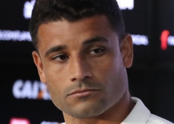 Fla comunica que Ederson será operado para retirada de massa residual