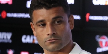 Fla comunica que Ederson será operado para retirada de massa residual