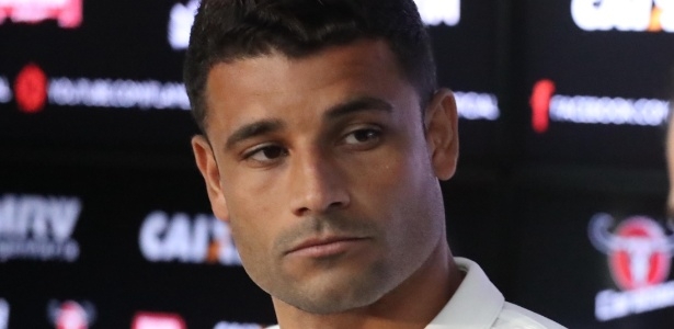 Fla comunica que Ederson será operado para retirada de massa residual