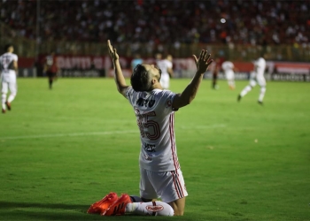 Diego faz de pênalti já nos acréscimos, Fla bate Vitória de virada e garante vaga na Libertadores 2018