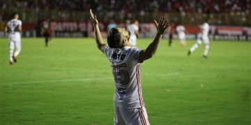 Diego faz de pênalti já nos acréscimos, Fla bate Vitória de virada e garante vaga na Libertadores 2018