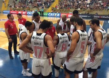 Franca acaba com sequência de vitórias do Fla no NBB