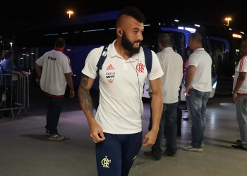 Empresário de Alex Muralha está fora do Brasil para definir futuro do goleiro