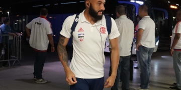 Empresário de Alex Muralha está fora do Brasil para definir futuro do goleiro