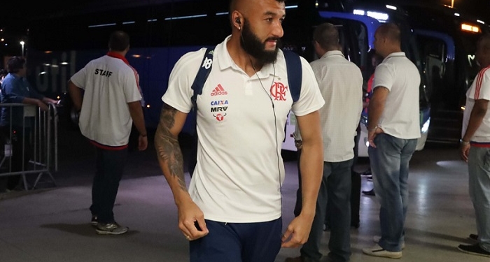 Empresário de Alex Muralha está fora do Brasil para definir futuro do goleiro
