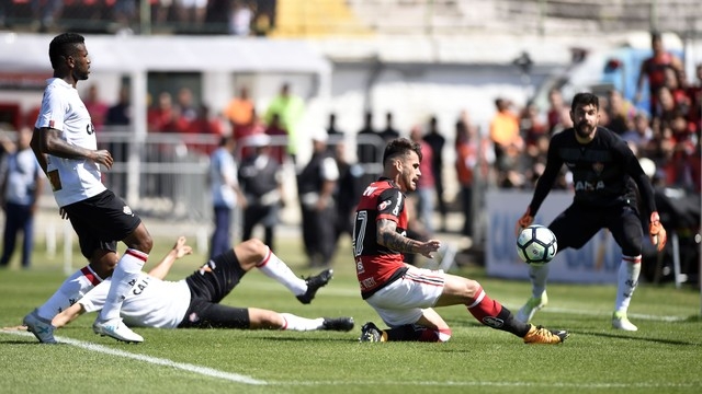 Com preocupações distintas, Vitória e Fla duelam em Salvador