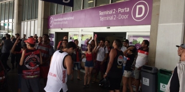 Torcedores do Fla vão ao aeroporto ''receber'' delegação do Independiente