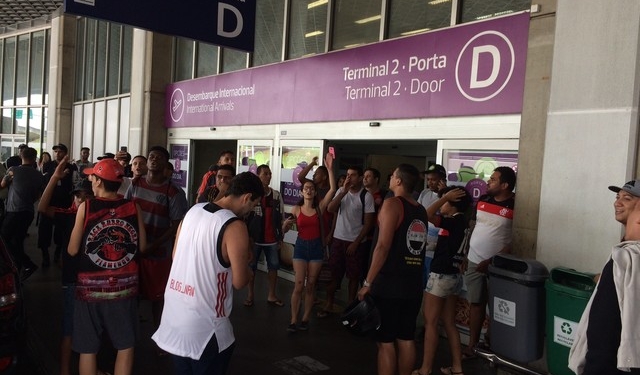 Torcedores do Fla vão ao aeroporto ''receber'' delegação do Independiente
