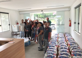 Negociado em janeiro, Jorge visita CT, distribui cestas e cartões