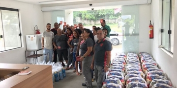 Negociado em janeiro, Jorge visita CT, distribui cestas e cartões