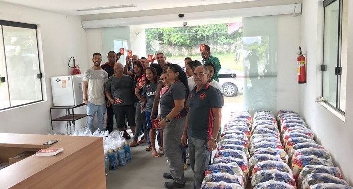 Negociado em janeiro, Jorge visita CT, distribui cestas e cartões