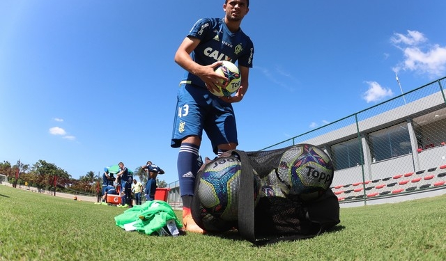 Fla terá Vaz, ainda com dores, e jovem Léo Duarte