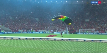 Torcedor do Fla que desceu no Maracanã de paraquedas é detido por invasão
