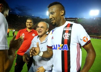 Dupla de zaga formada por Vaz e Léo Duarte é exaltada por Rueda