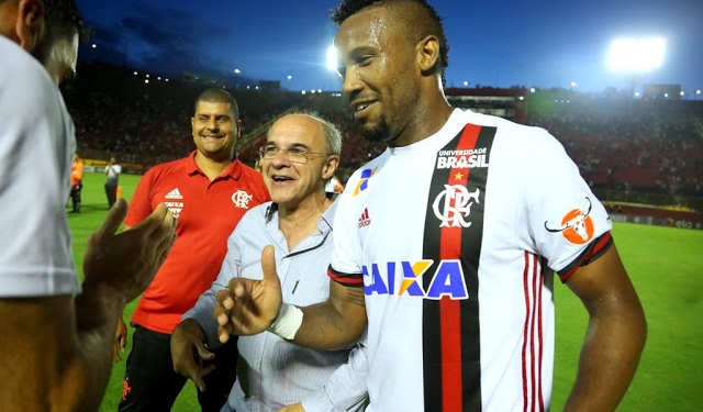 Dupla de zaga formada por Vaz e Léo Duarte é exaltada por Rueda