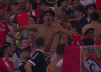 Torcedor do Independiente imita macaco na direção de torcedores do Fla no Maracanã
