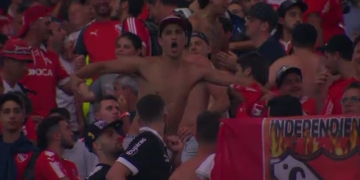 Torcedor do Independiente imita macaco na direção de torcedores do Fla no Maracanã