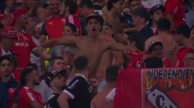Torcedor do Independiente imita macaco na direção de torcedores do Fla no Maracanã