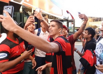Flamengo recebe calor da torcida e vai treinar no CT do Boca