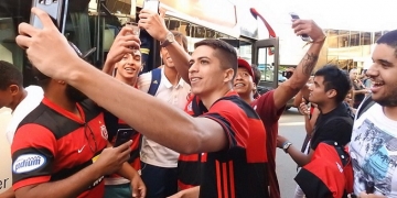 Flamengo recebe calor da torcida e vai treinar no CT do Boca