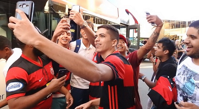 Flamengo recebe calor da torcida e vai treinar no CT do Boca