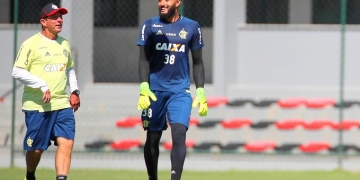 Preparador de goleiros do Fla rebate críticas: "Quem não aguenta pede para sair, eu vou até o fim"