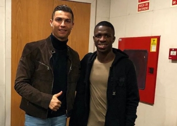 Vinícius Júnior acompanha Real Madrid 0 x 3 Barcelona e tieta CR7