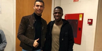 Vinícius Júnior acompanha Real Madrid 0 x 3 Barcelona e tieta CR7