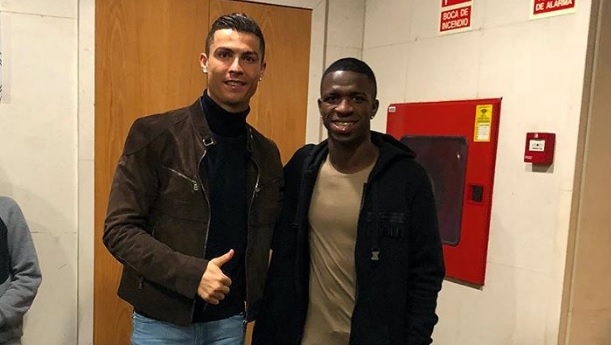 Vinícius Júnior acompanha Real Madrid 0 x 3 Barcelona e tieta CR7