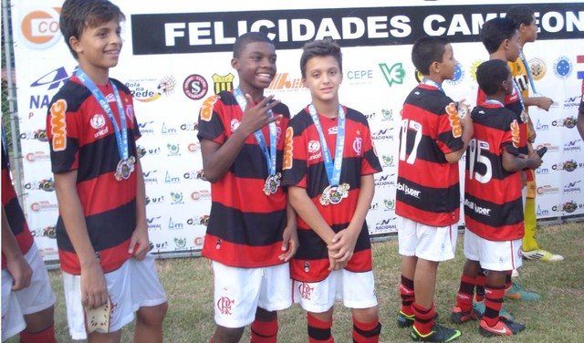Bernardo Rosa (no centro), ao lado de Lincoln, ainda pré-adolescentes, na base do Flamengo (Foto: Arquivo Pessoal)
