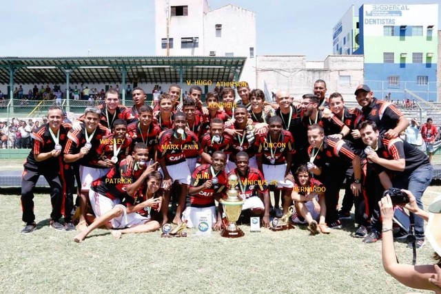 A geração 2000 do Flamengo: Bernardo está sentado, à direita (Foto: Arquivo Pessoal)